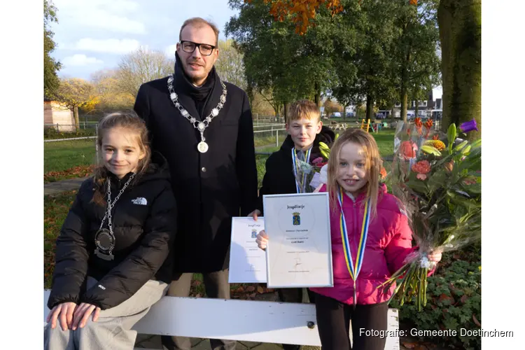 Broer en zus bekroond met een jeugdlintje in Doetinchem