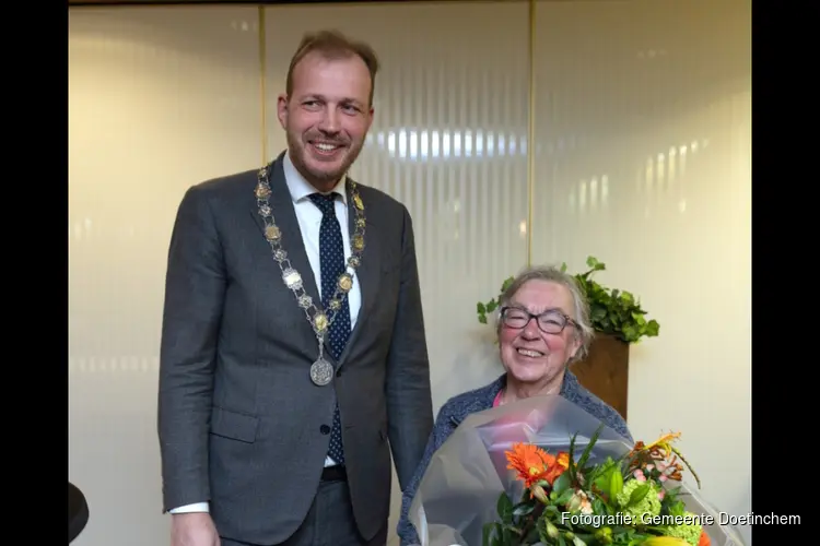 Koninklijke onderscheiding voor mevrouw Van der Loo